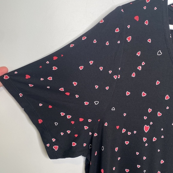 ✨ 3 for $35 ✨ In Every Story Heart Printed Modern Fit Tee - Picture 6 of 14